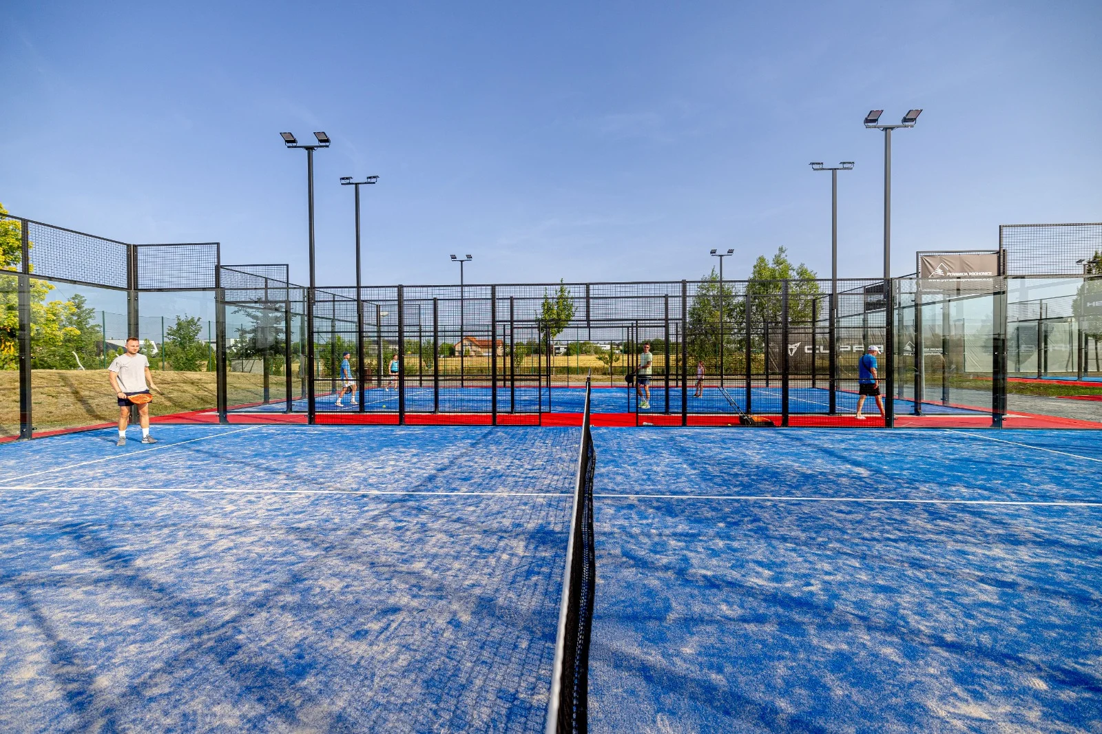 Zahrajte si beachvolejbal, tenis, pickleball nebo padel ve Sportparku