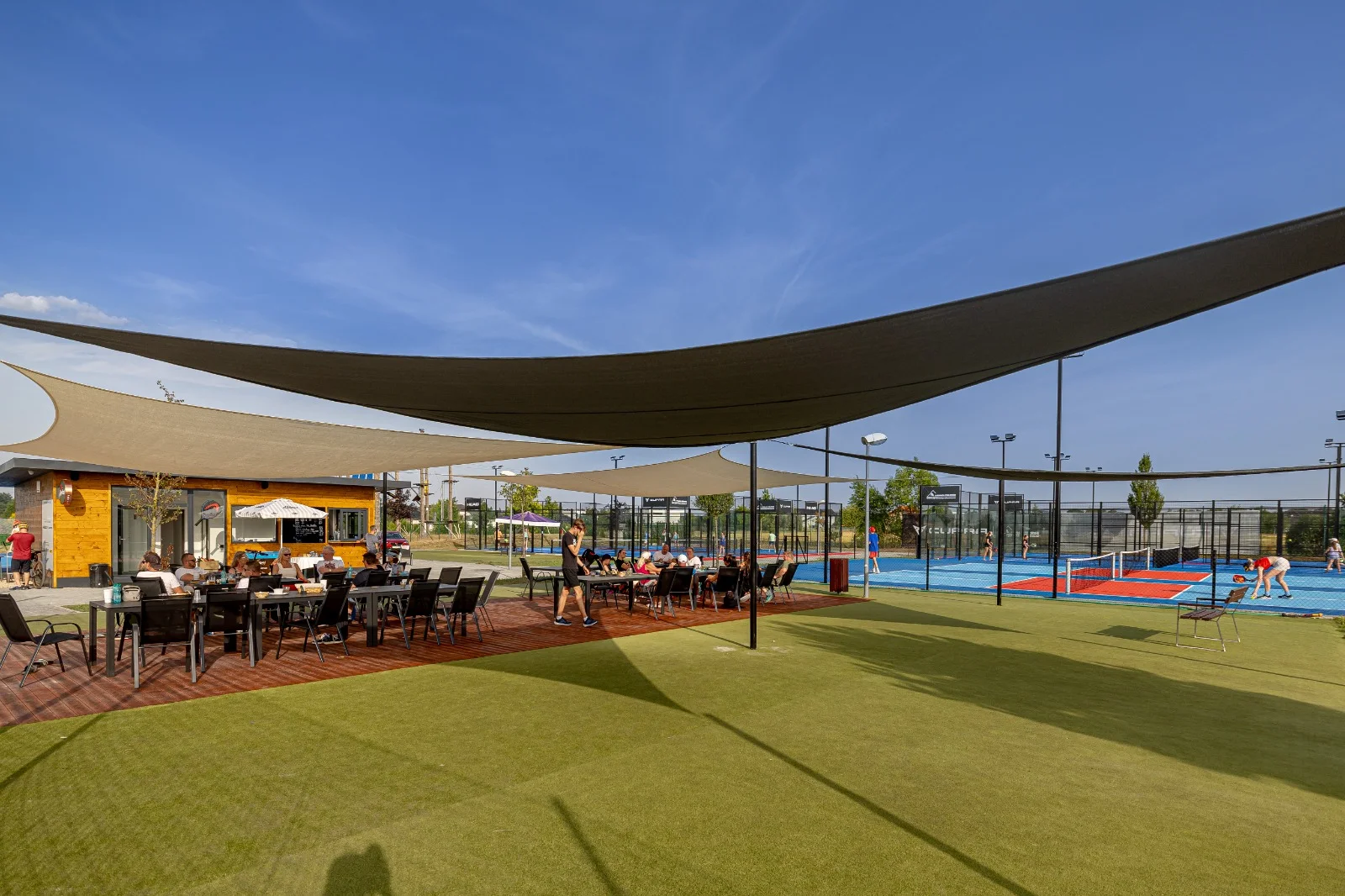 Zahrajte si beachvolejbal, tenis, pickleball nebo padel ve Sportparku