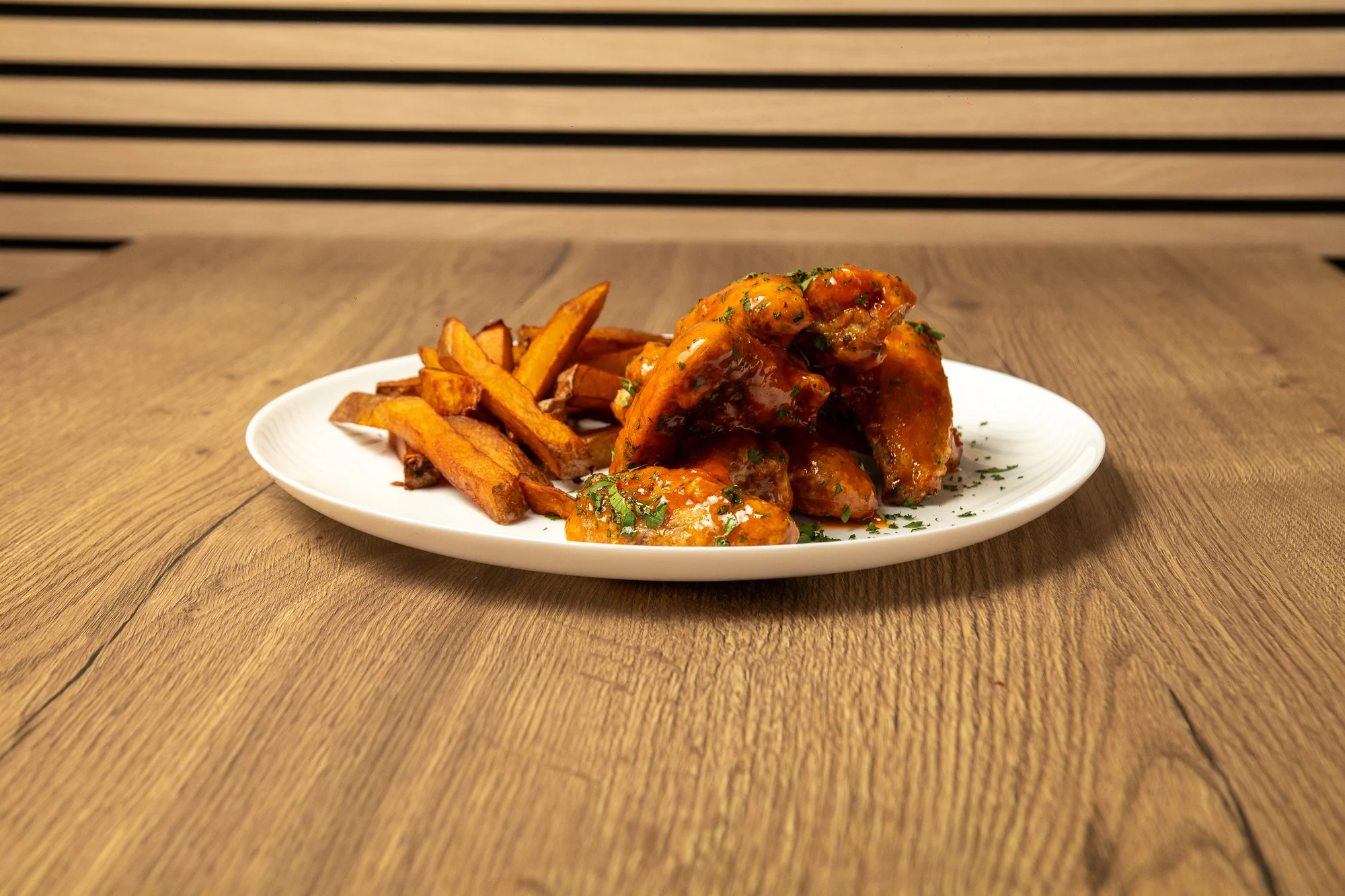 Kuřecí křidélka Buffalo Wild Wings - 500 g nebo 1000 g, hranolky