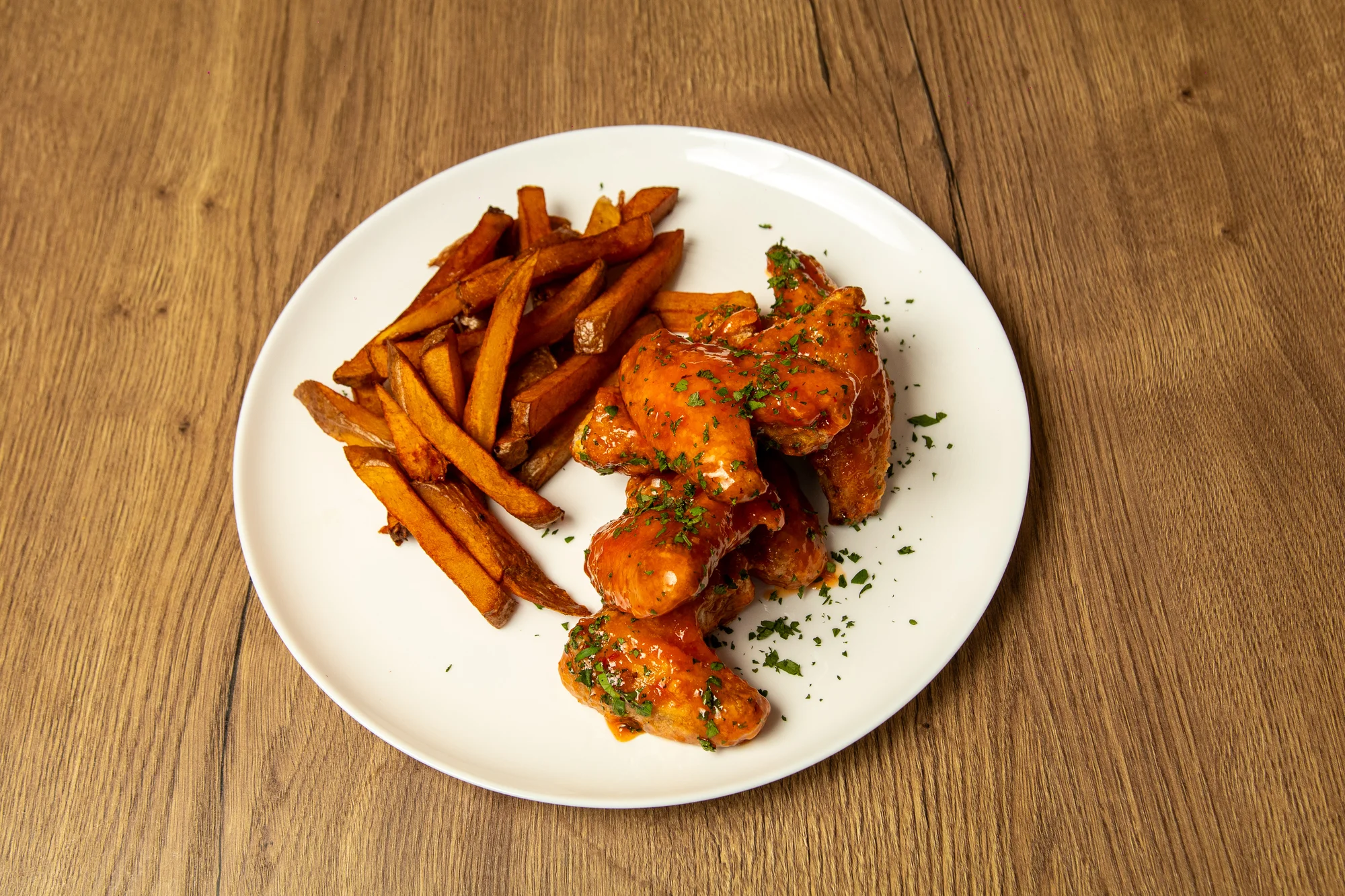 Kuřecí křidélka Buffalo Wild Wings - 500 g nebo 1000 g, hranolky