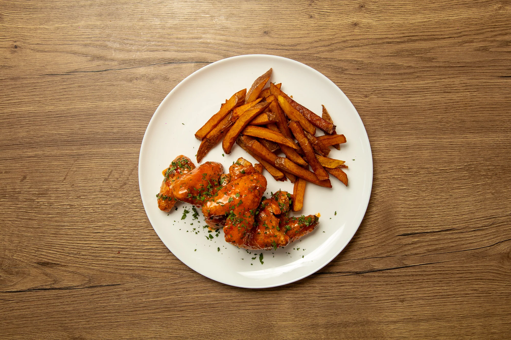 Kuřecí křidélka Buffalo Wild Wings - 500 g nebo 1000 g, hranolky