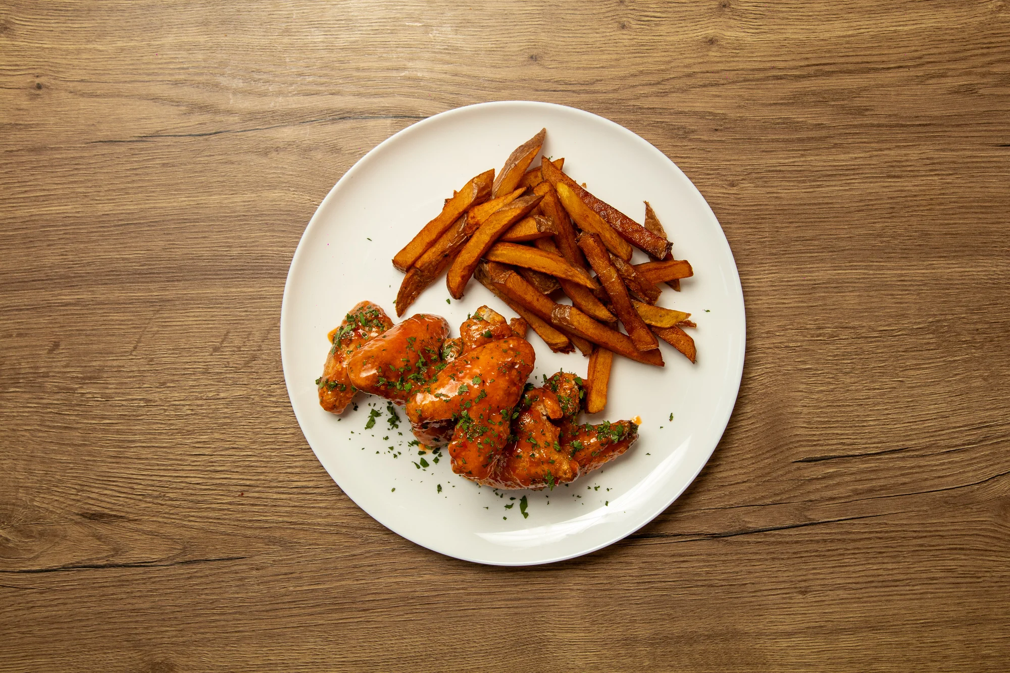 Kuřecí křidélka Buffalo Wild Wings - 500 g nebo 1000 g, hranolky