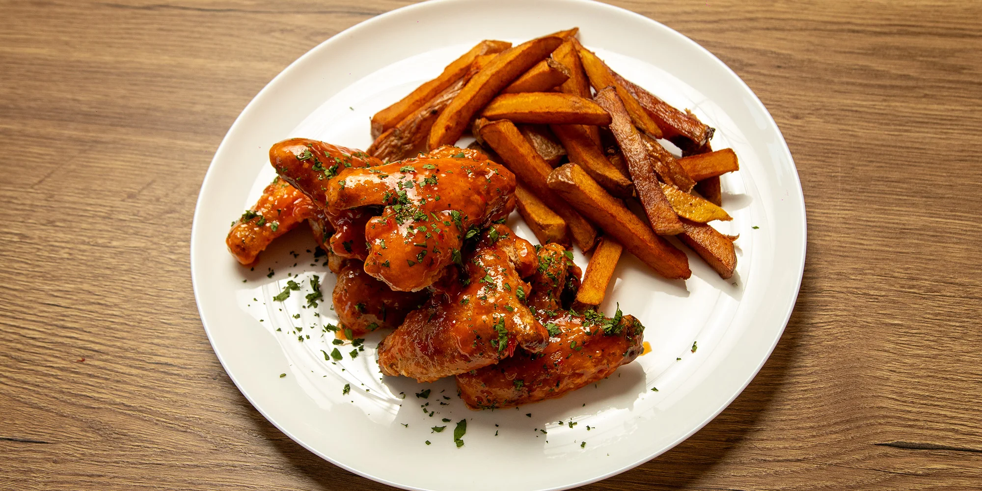 Kuřecí křidélka Buffalo Wild Wings - 500 g nebo 1000 g, hranolky