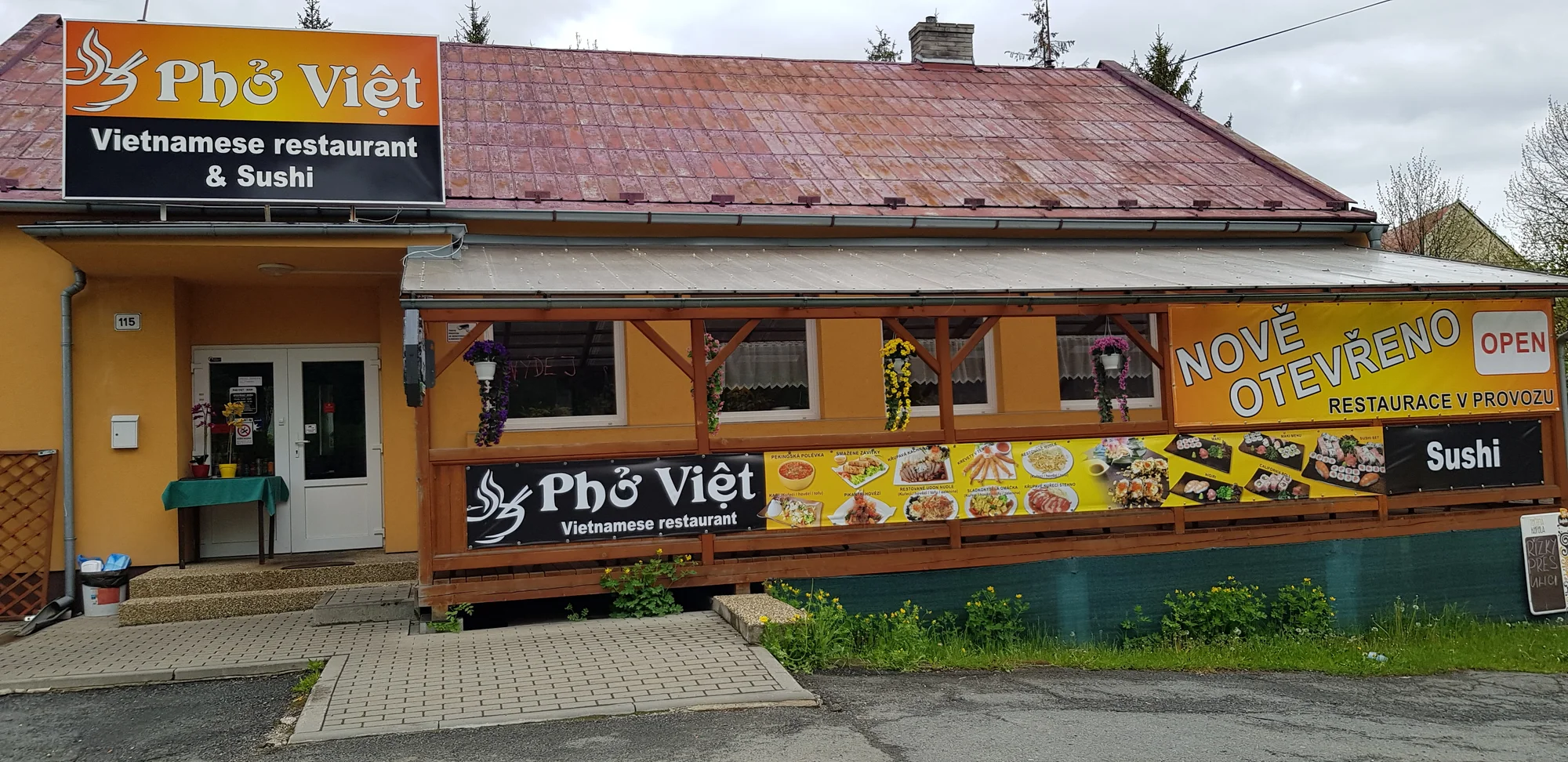 Asijské menu podle výběru: restované nudle, krevety v tempuře i kuřecí stripsy