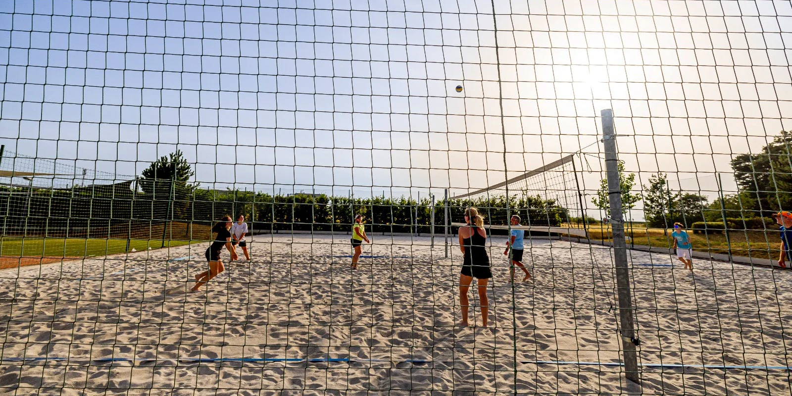 Zahrajte si beachvolejbal, tenis, pickleball nebo padel ve Sportparku