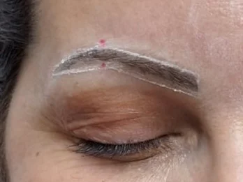 Permanentní make-up dle výběru: pudrové obočí, oční linky i plné rty