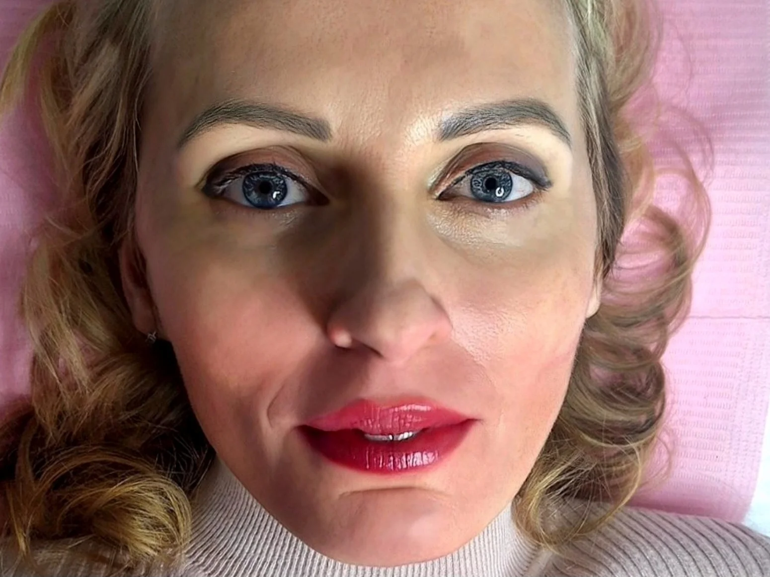 Permanentní make-up dle výběru: pudrové obočí, oční linky i plné rty