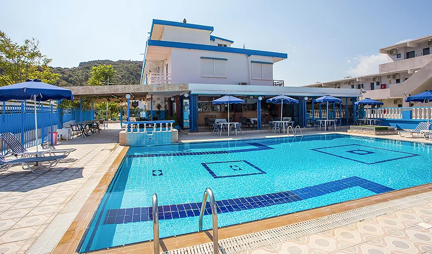 Letecký zájezd na Rhodos: plně vybavená studia Meropi s bazénem jen 250 m od pláže