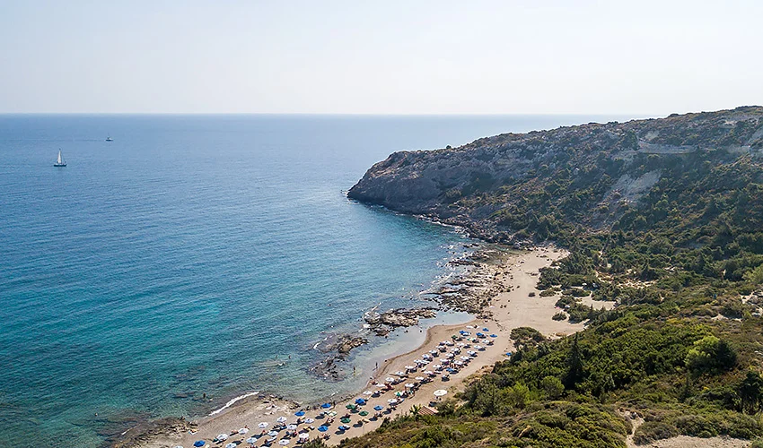 Letecký zájezd na Rhodos: plně vybavená studia Meropi s bazénem jen 250 m od pláže