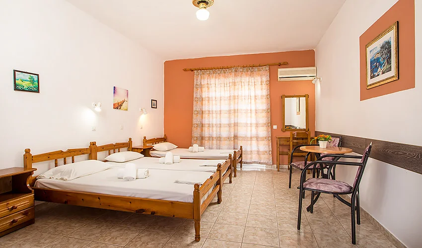 Letecký zájezd na Rhodos: plně vybavená studia Meropi s bazénem jen 250 m od pláže