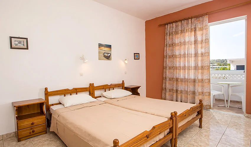 Letecký zájezd na Rhodos: plně vybavená studia Meropi s bazénem jen 250 m od pláže