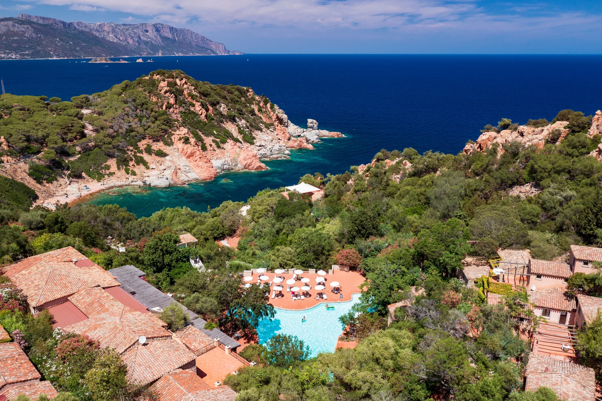 Sardinie: hotel v romantickém zálivu Cala Moresca, bazény, polopenze i možnost spa