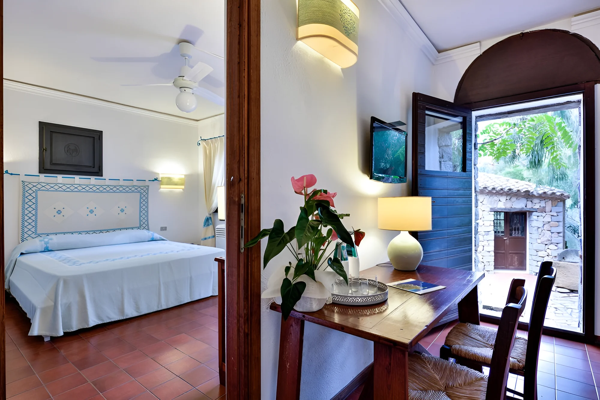 Sardinie: hotel v romantickém zálivu Cala Moresca, bazény, polopenze i možnost spa
