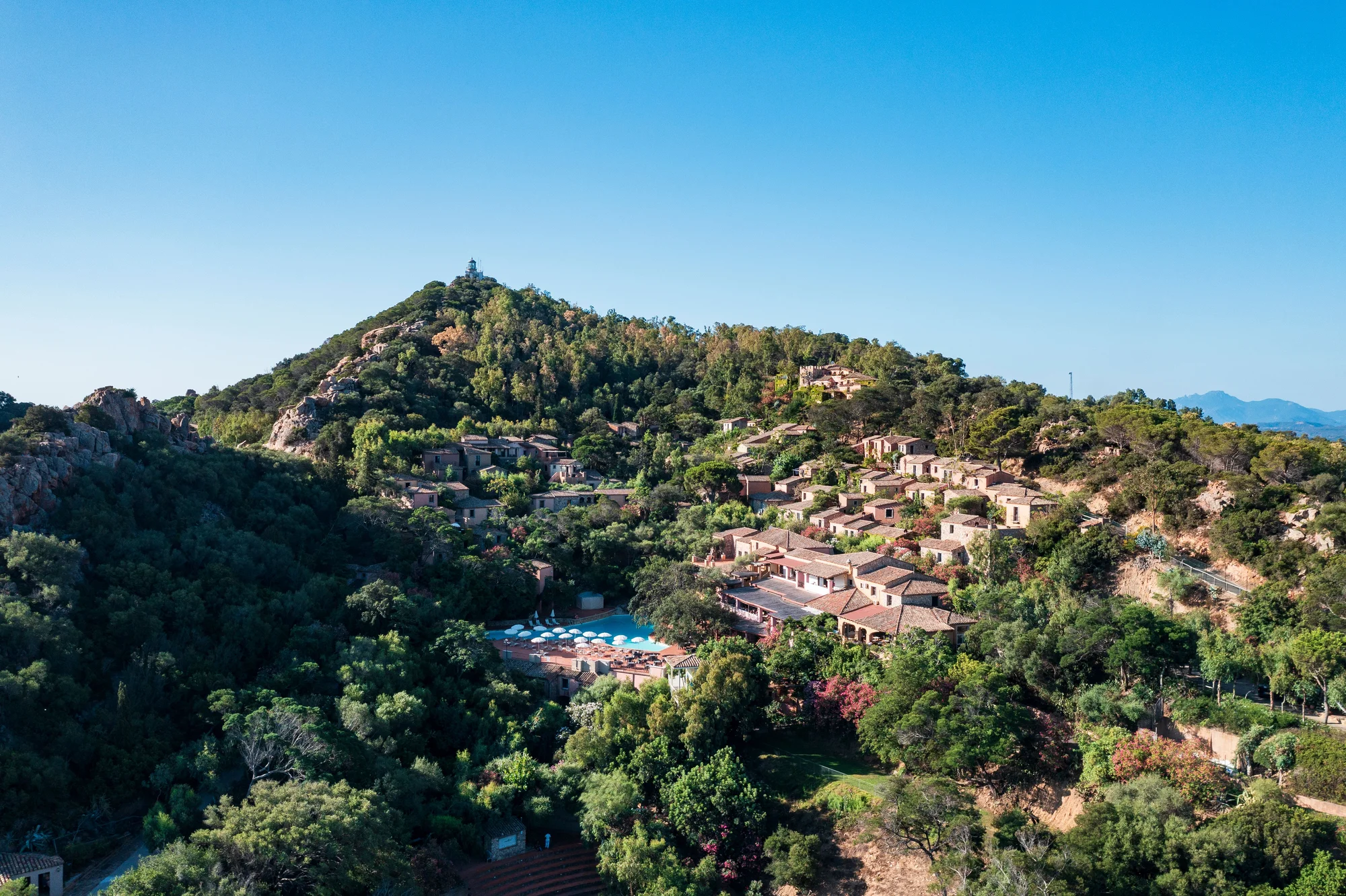 Sardinie: hotel v romantickém zálivu Cala Moresca, bazény, polopenze i možnost spa