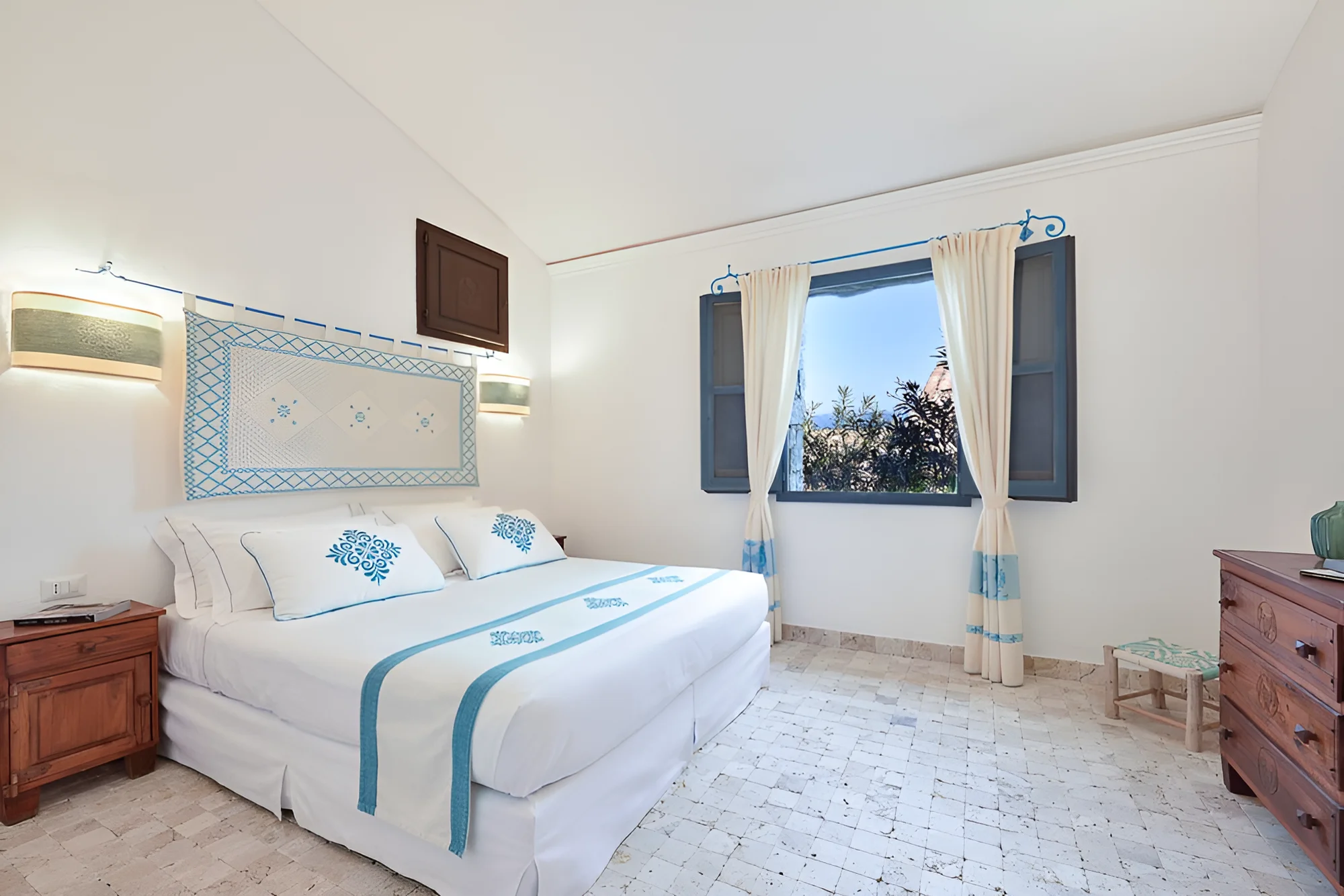 Sardinie: hotel v romantickém zálivu Cala Moresca, bazény, polopenze i možnost spa