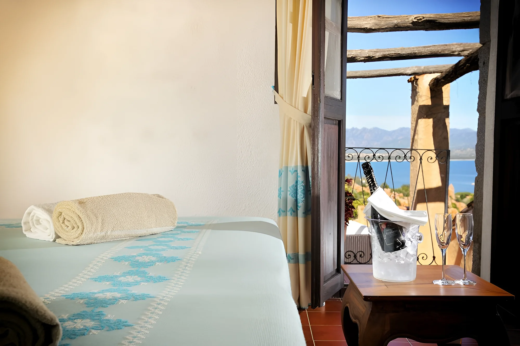 Sardinie: hotel v romantickém zálivu Cala Moresca, bazény, polopenze i možnost spa