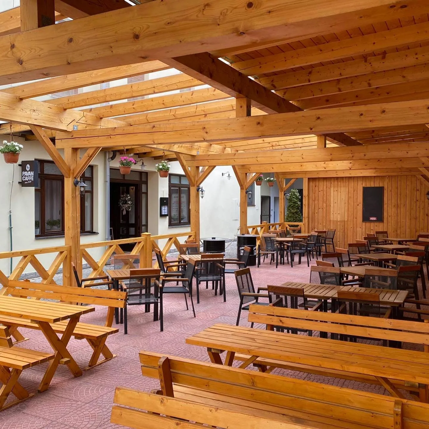 Voucher na 500–2 000 Kč do restaurace v třebíčském Černém domě: česká, americká a řecká kuchyně