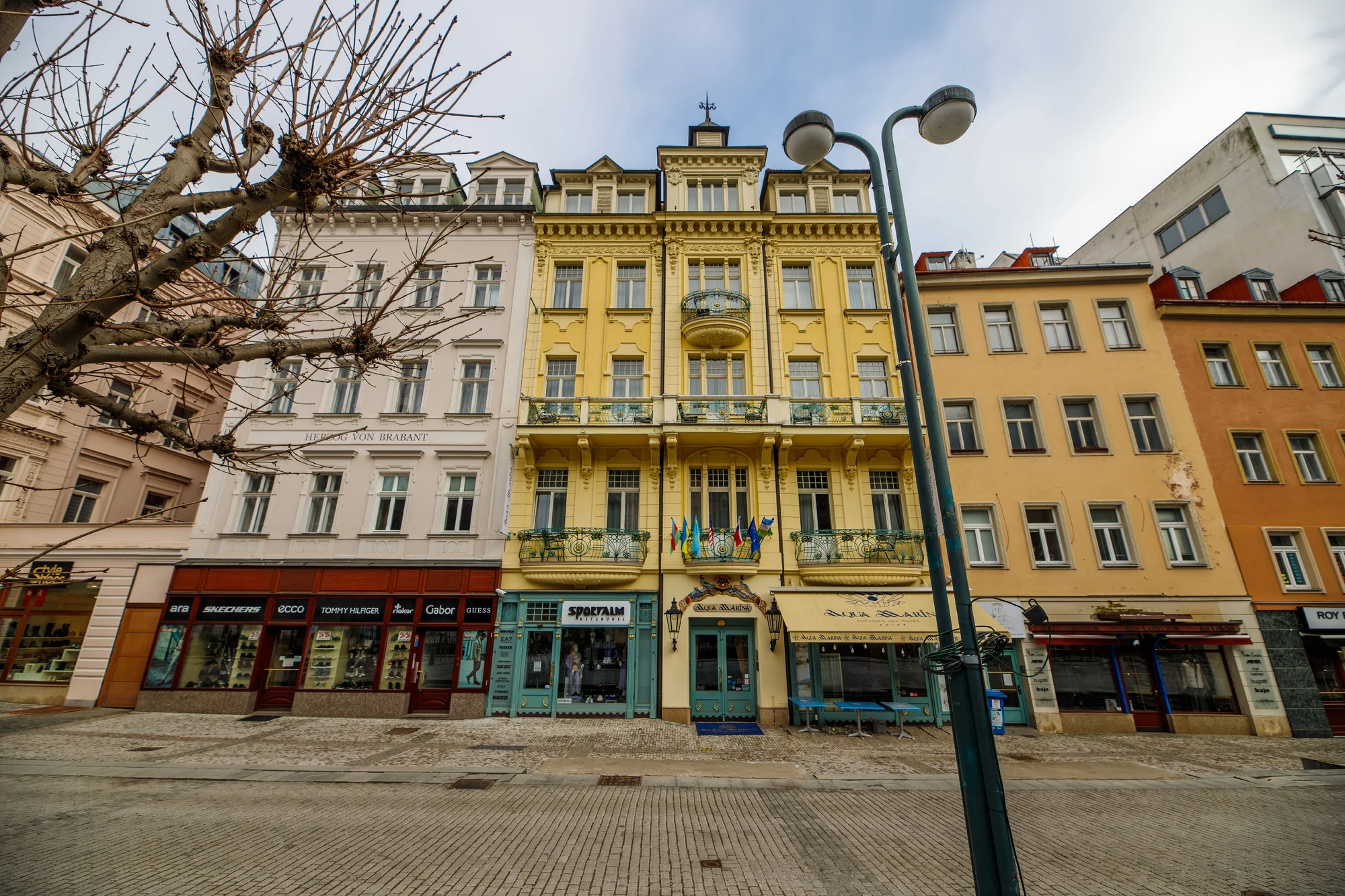 Pobyt v elegantním hotelu blízko kolonády: snídaně, wellness i procedury