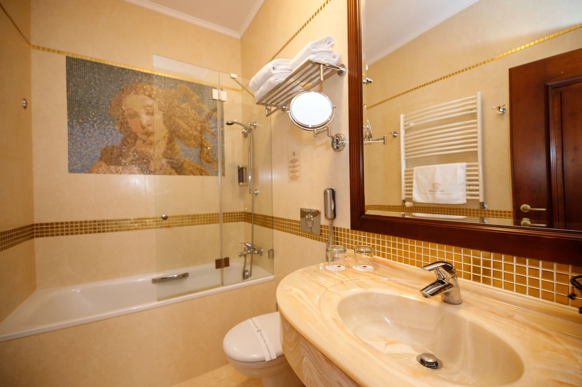 Pobyt v elegantním hotelu blízko kolonády: snídaně, wellness i procedury