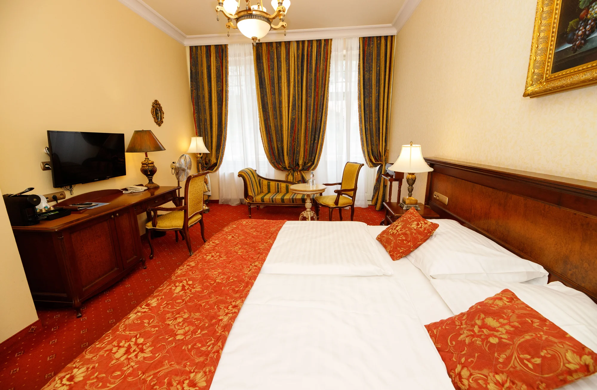 Pobyt v elegantním hotelu blízko kolonády: snídaně, wellness i procedury