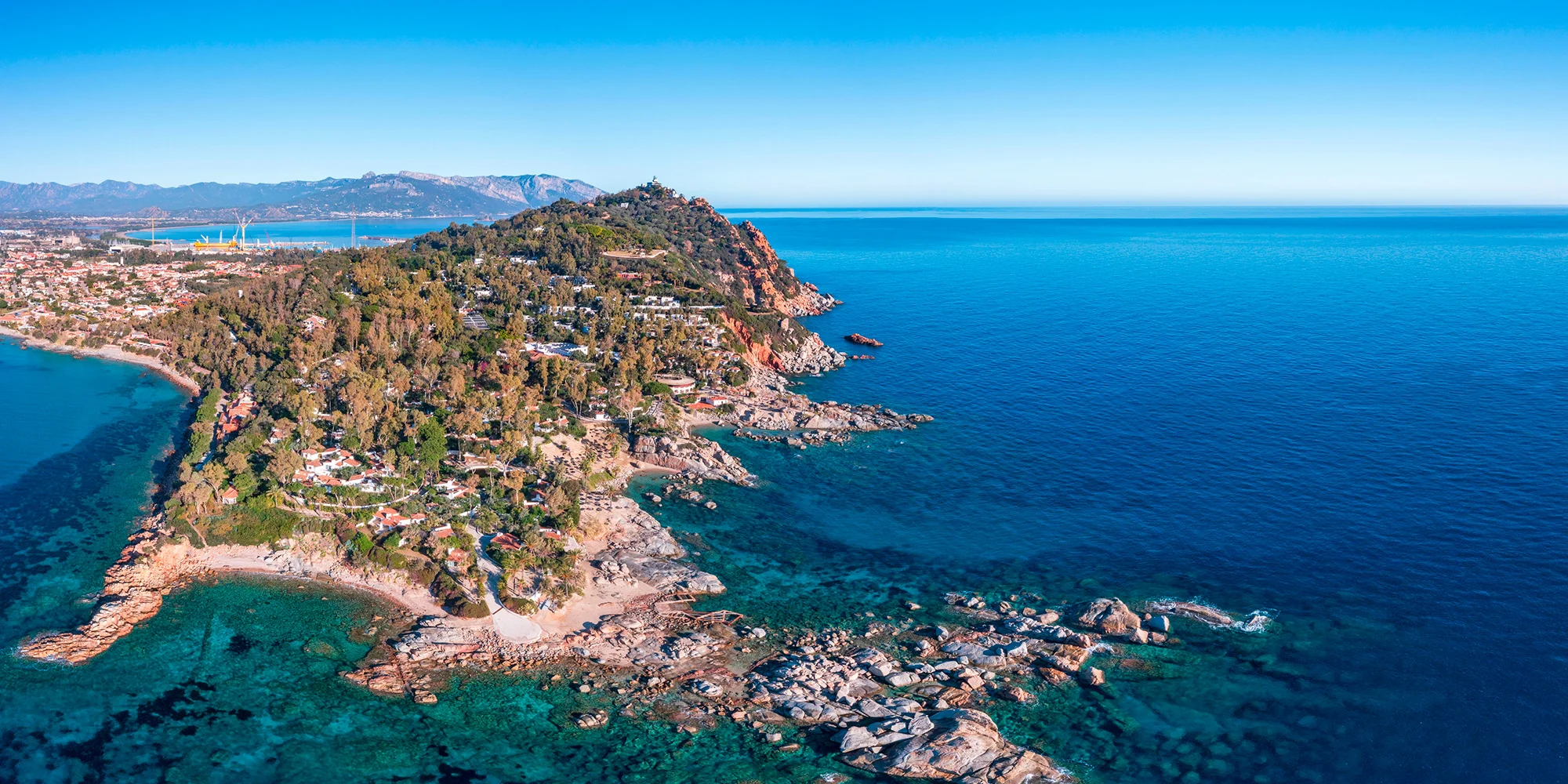 Sardinie: hotel v romantickém zálivu Cala Moresca, bazény, polopenze i možnost spa