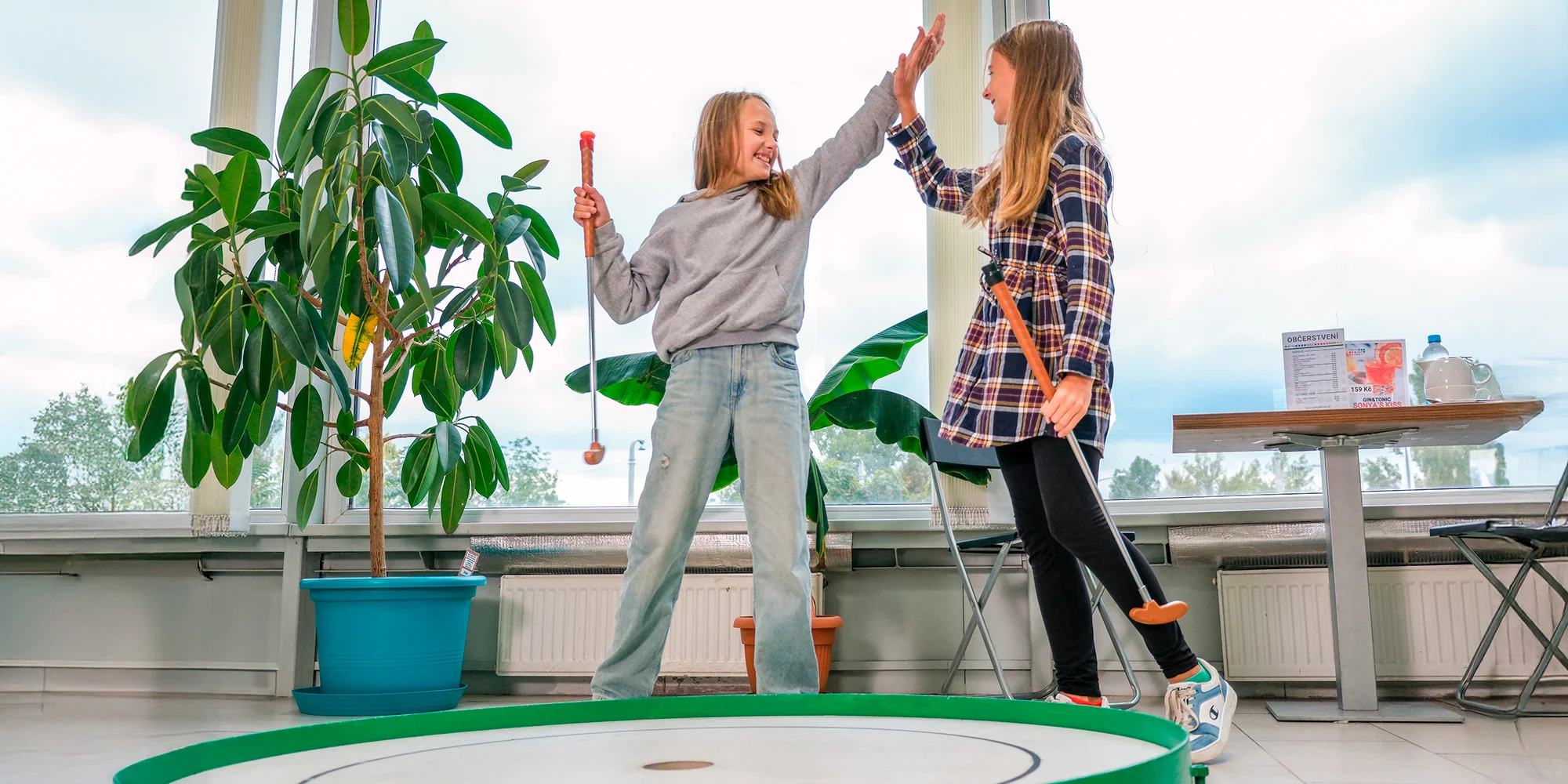 Krytý minigolf na břehu Vltavy vedený profíky: celodenní vstup ve všední dny pro děti i dospělé