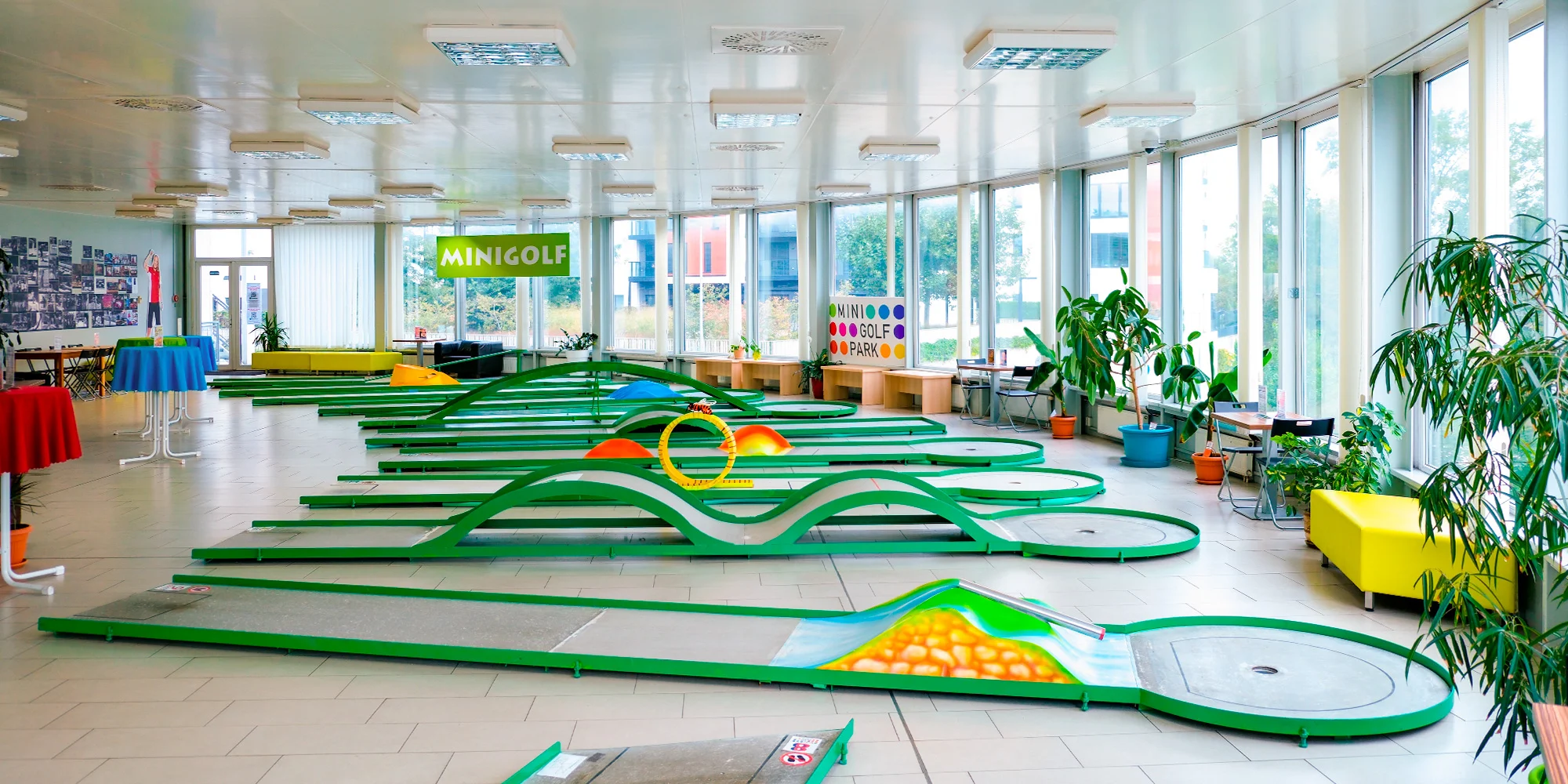 Krytý minigolf na břehu Vltavy vedený profíky: celodenní vstup ve všední dny pro děti i dospělé