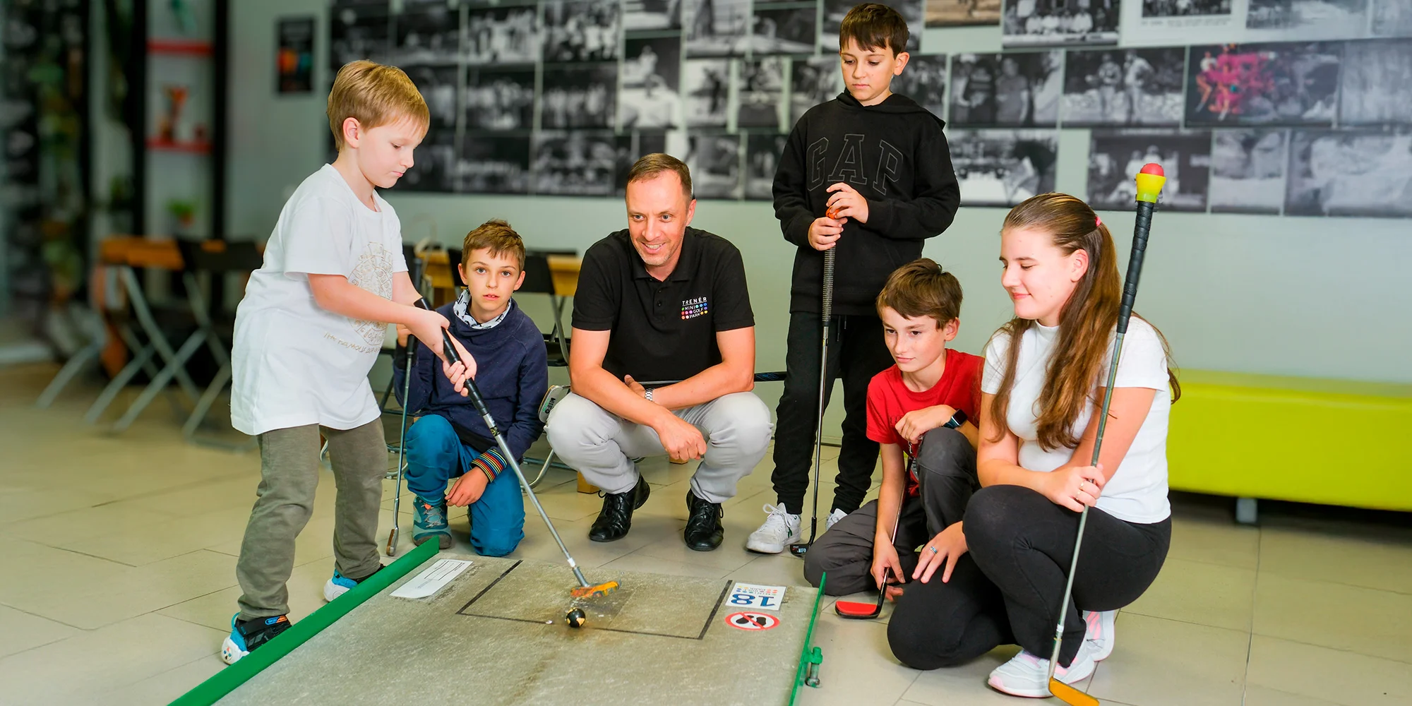 Krytý minigolf na břehu Vltavy vedený profíky: celodenní vstup ve všední dny pro děti i dospělé