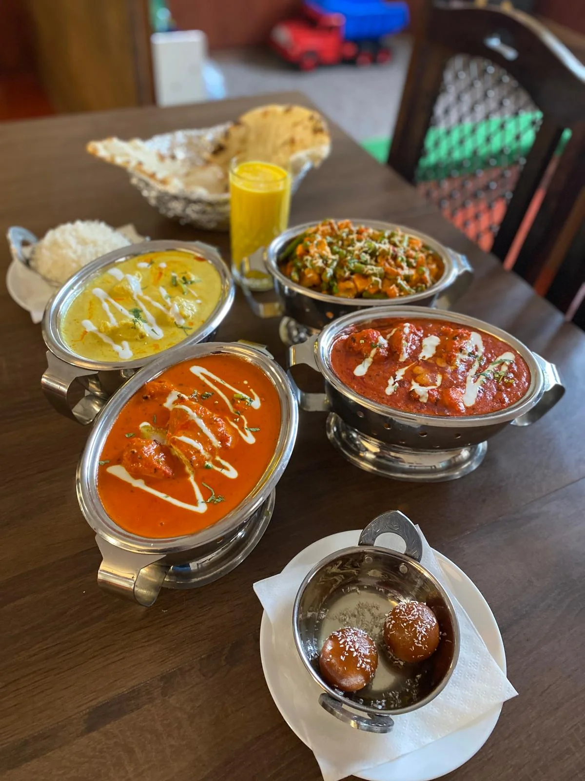 Tříchodové indické menu s kormou, masalou nebo butter chicken pro 1 či 2 osoby