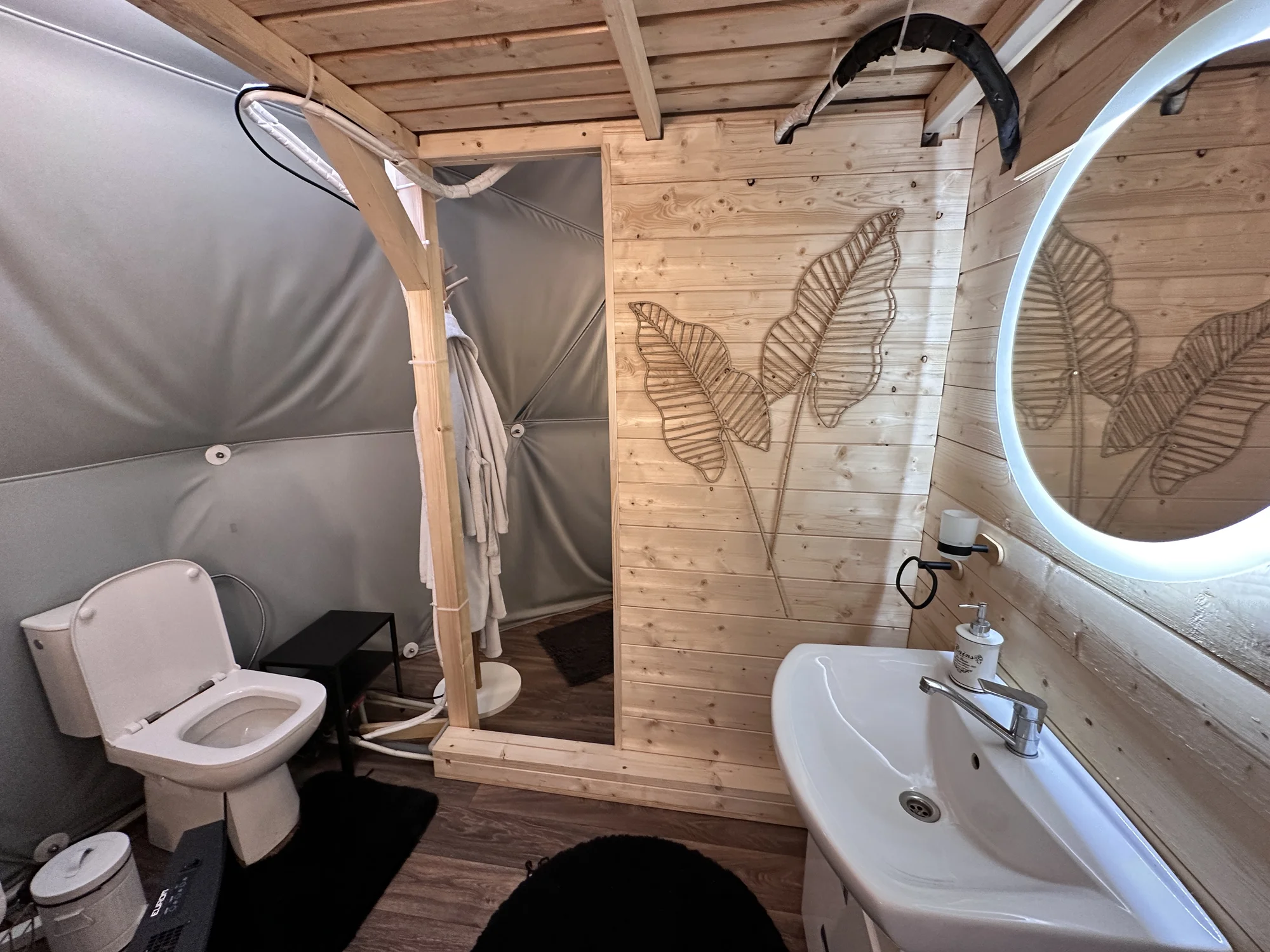 Glamping: vymazlené iglú u Prachovských skal, relax ve wellness s možností snídaňového koše