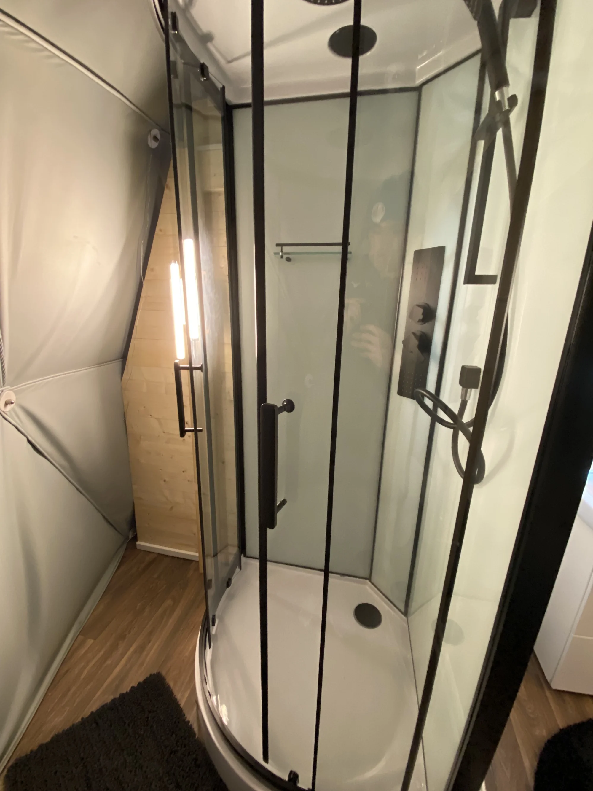 Glamping: vymazlené iglú u Prachovských skal, relax ve wellness s možností snídaňového koše