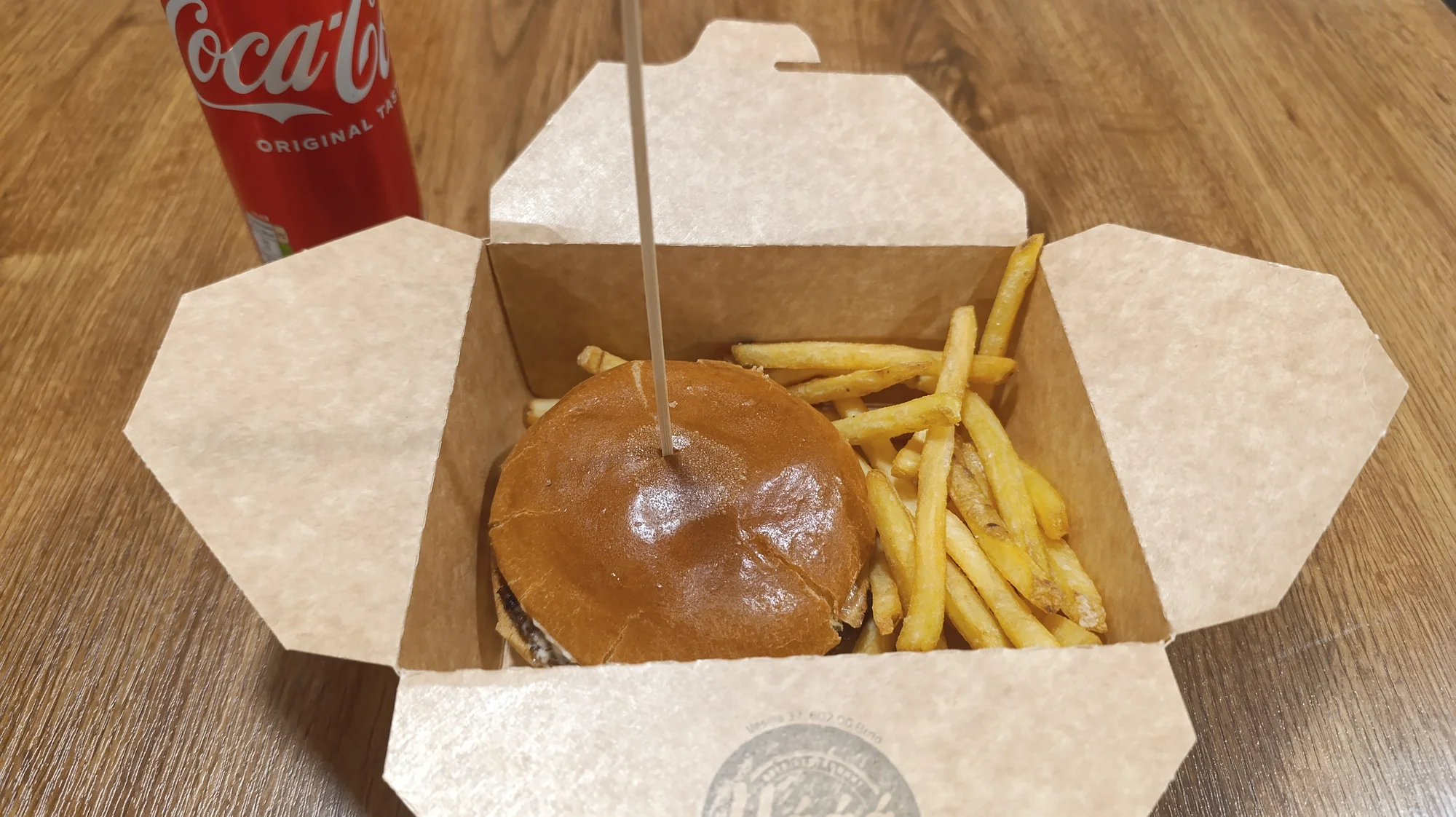 Vypečený burger dle výběru pro 1 až 4 osoby: hranolky, nápoj i odnos s sebou