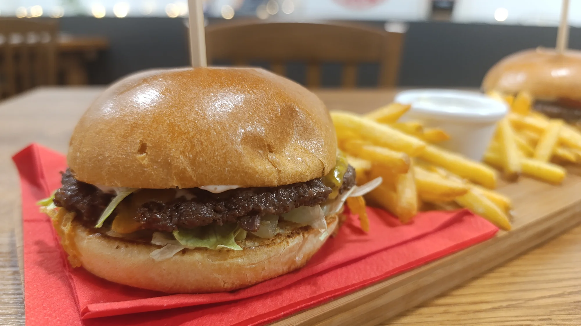 Vypečený burger dle výběru pro 1 až 4 osoby: hranolky, nápoj i odnos s sebou
