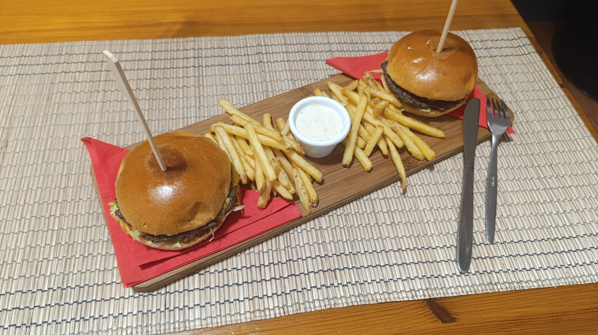 Vypečený burger dle výběru pro 1 až 4 osoby: hranolky, nápoj i odnos s sebou