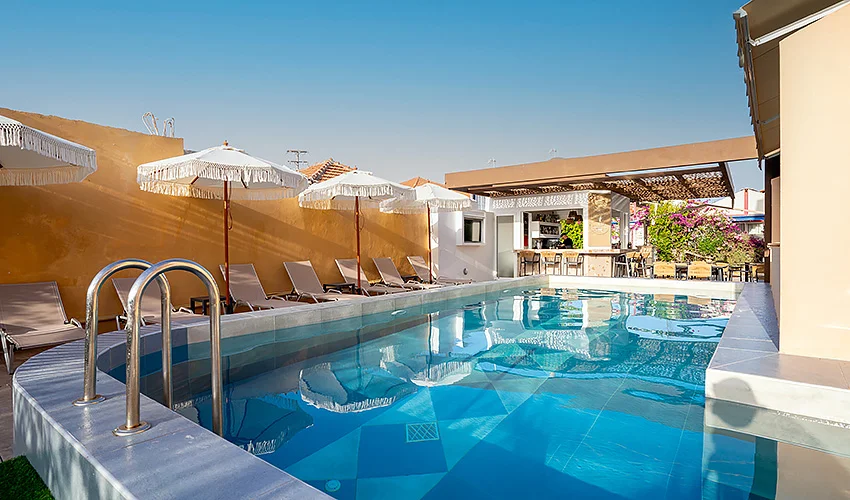 Letecký zájezd na Zakynthos: aparthotel 80 metrů od pláže, bazén, polopenze