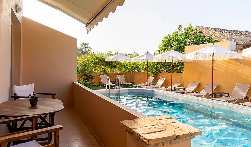 Letecký zájezd na Zakynthos: aparthotel 80 metrů od pláže, bazén, polopenze