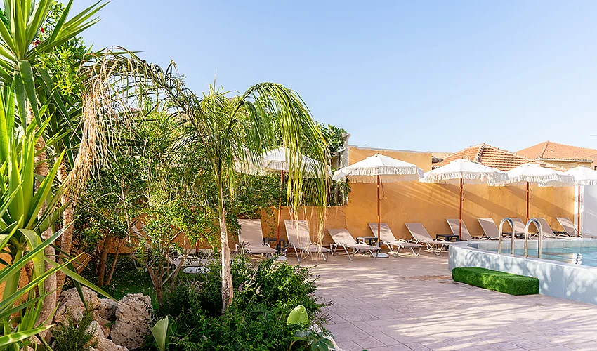 Letecký zájezd na Zakynthos: aparthotel 80 metrů od pláže, bazén, polopenze