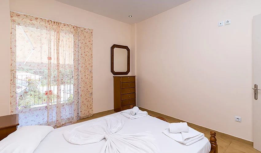 Letecký zájezd na Zakynthos: aparthotel 80 metrů od pláže, bazén, polopenze