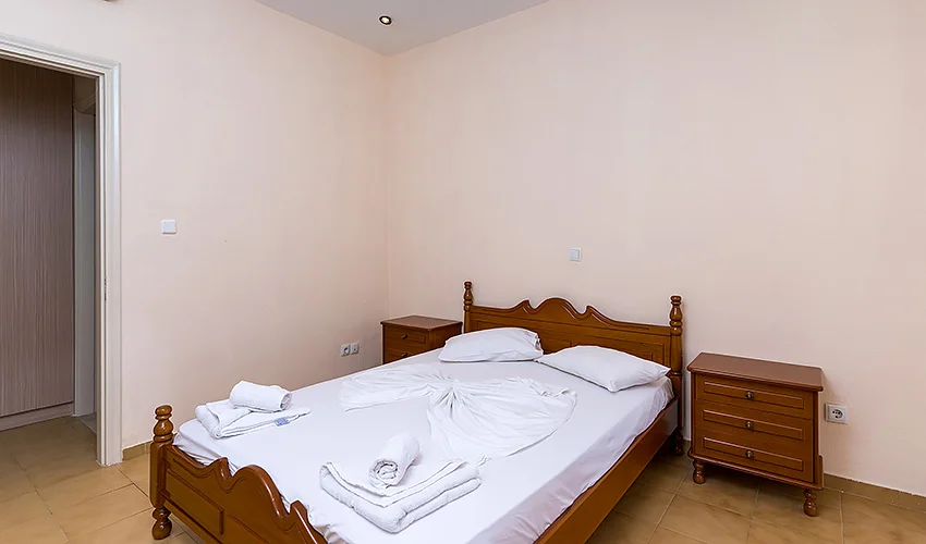 Letecký zájezd na Zakynthos: aparthotel 80 metrů od pláže, bazén, polopenze