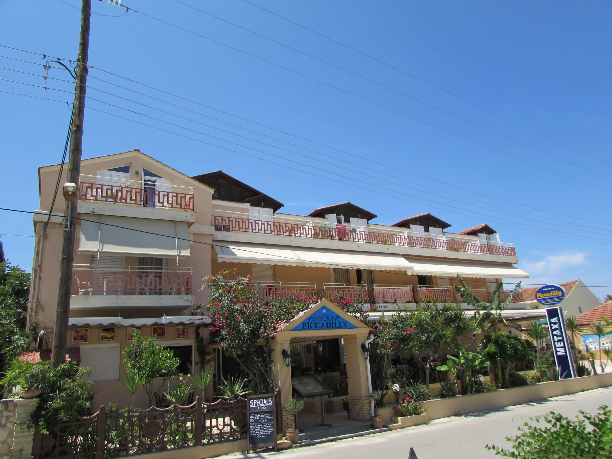 Letecký zájezd na Zakynthos: aparthotel 80 metrů od pláže, bazén, polopenze