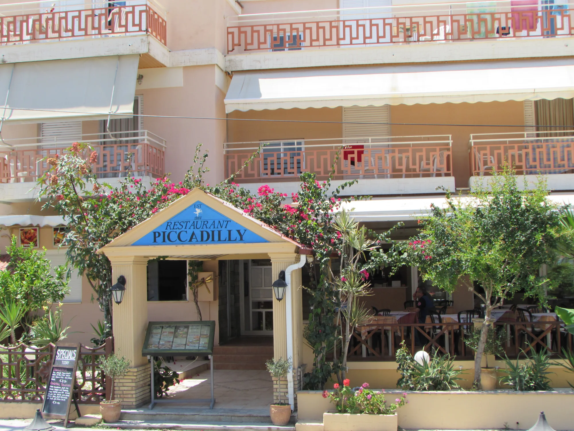 Letecký zájezd na Zakynthos: aparthotel 80 metrů od pláže, bazén, polopenze