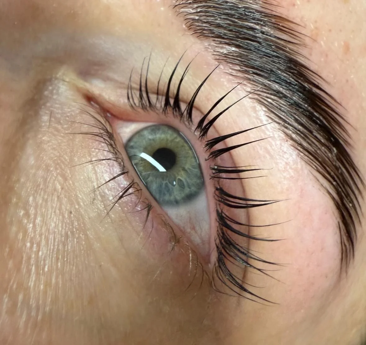 Pro krásný pohled: lash lifting nebo laminace obočí včetně barvení