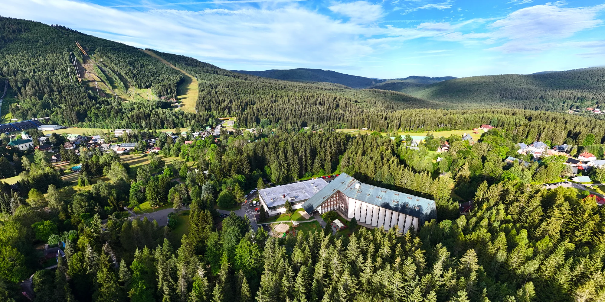 Dovolená v Krkonoších: hotel v srdci Harrachova s polopenzí a bazénem