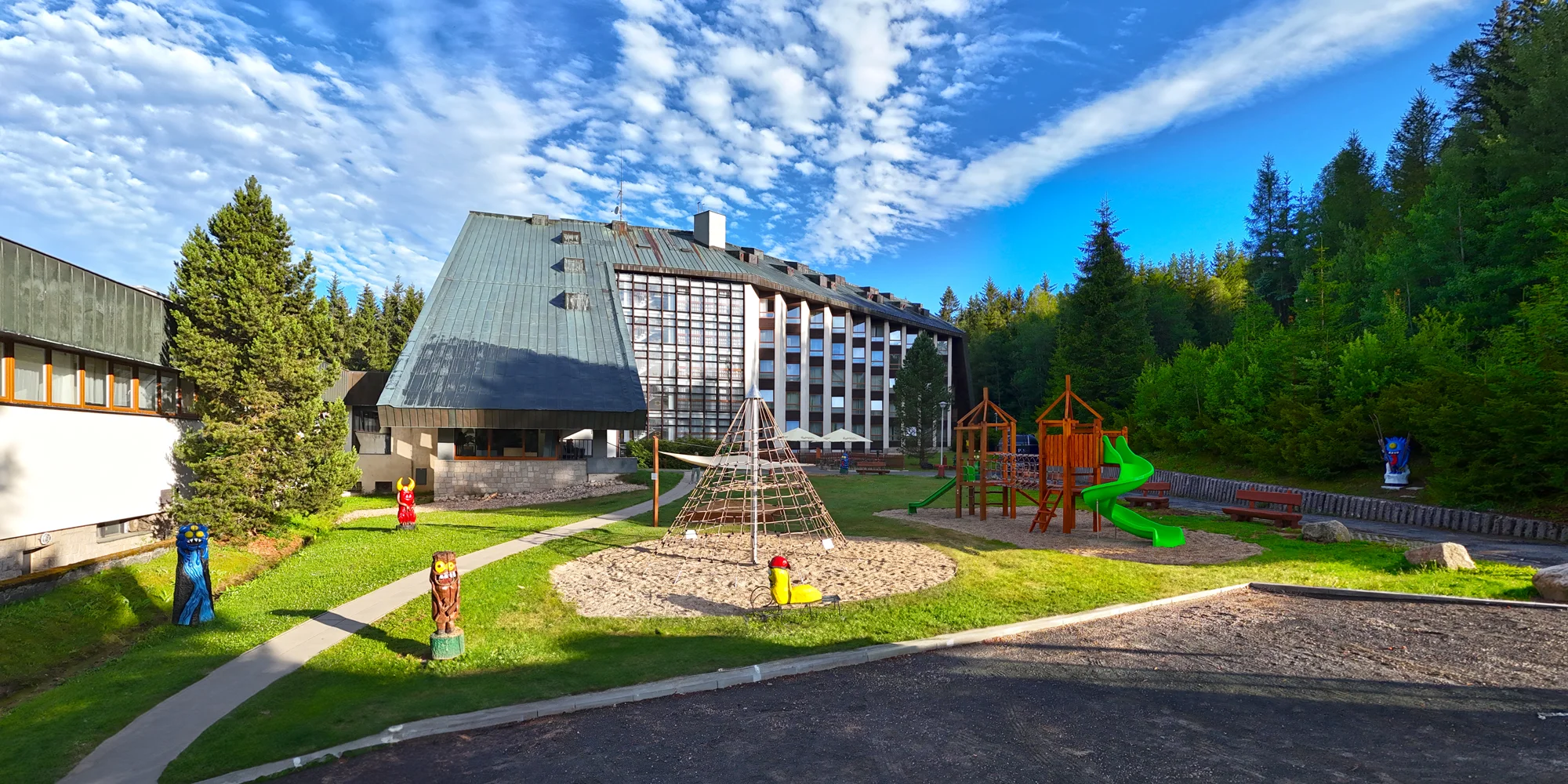 Dovolená v Krkonoších: hotel v srdci Harrachova s polopenzí a bazénem