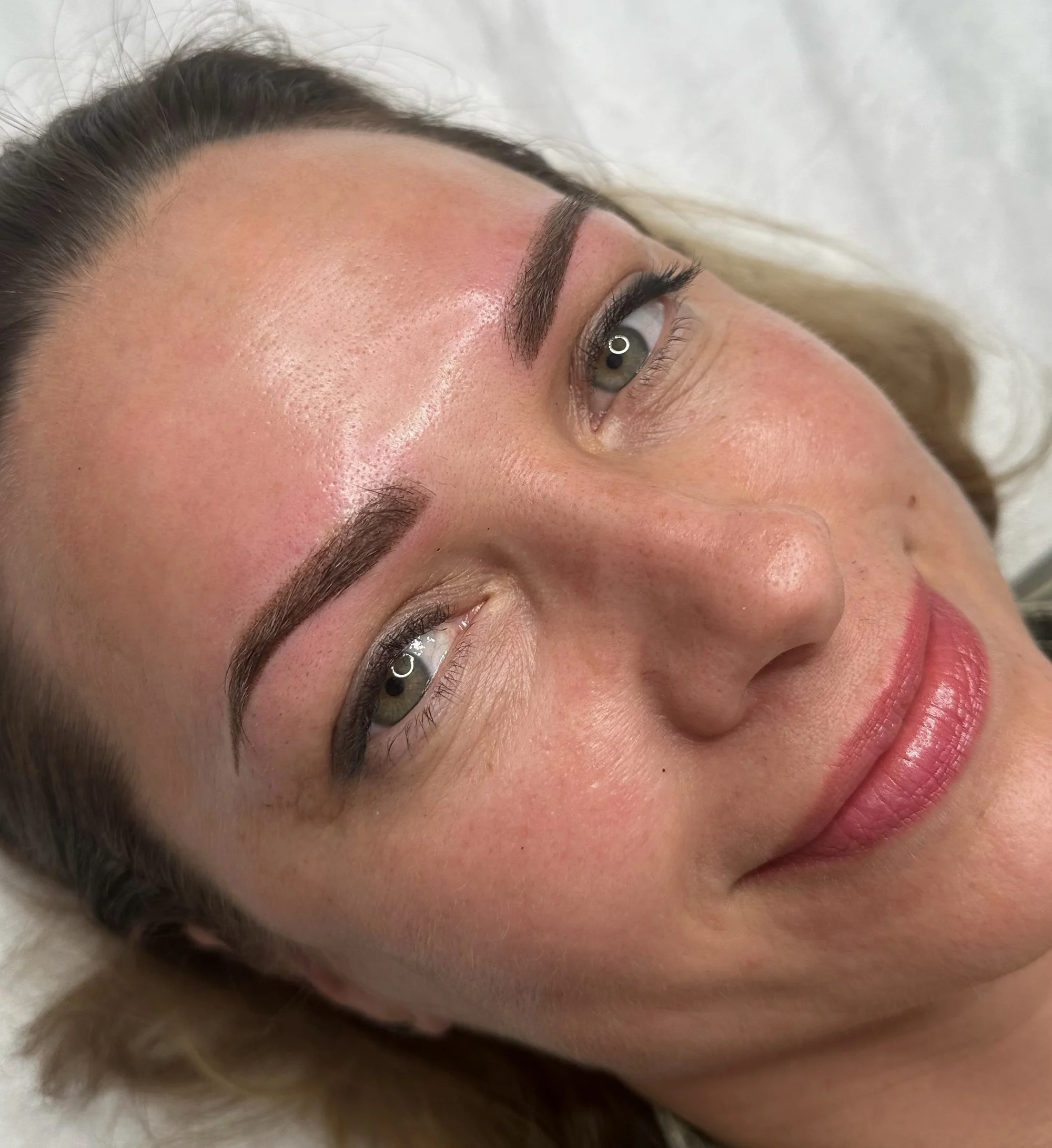 Permanentní make-up: oční linky, obočí pudrovou metodou i výplň rtů