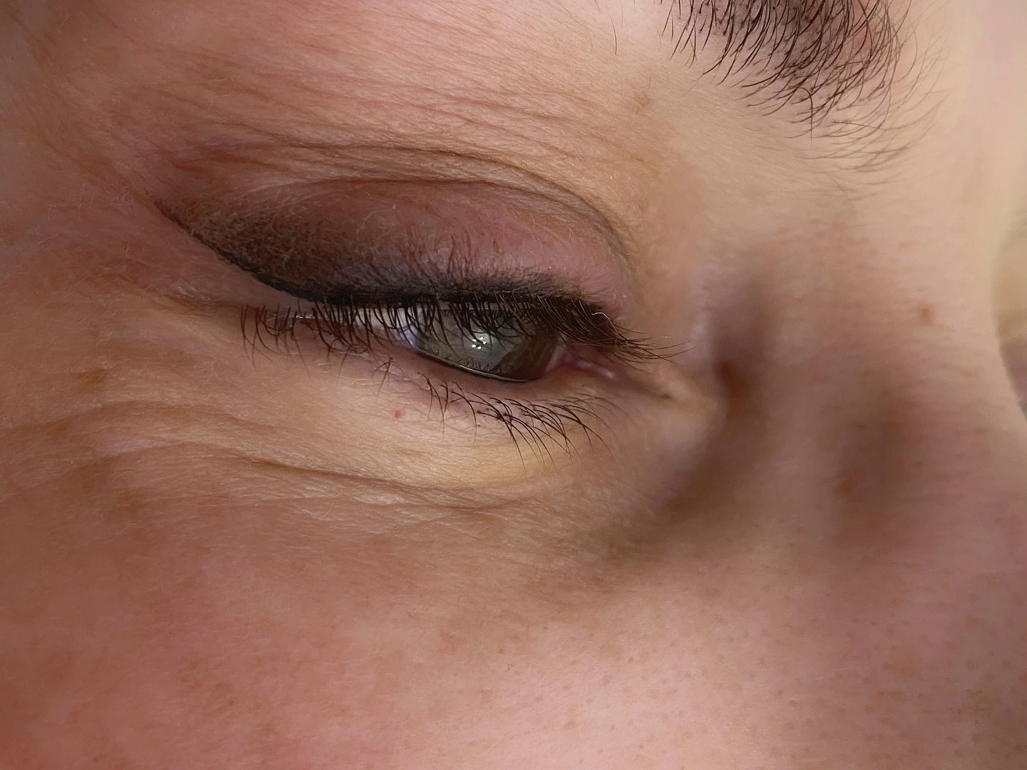 Permanentní make-up: oční linky, obočí pudrovou metodou i výplň rtů
