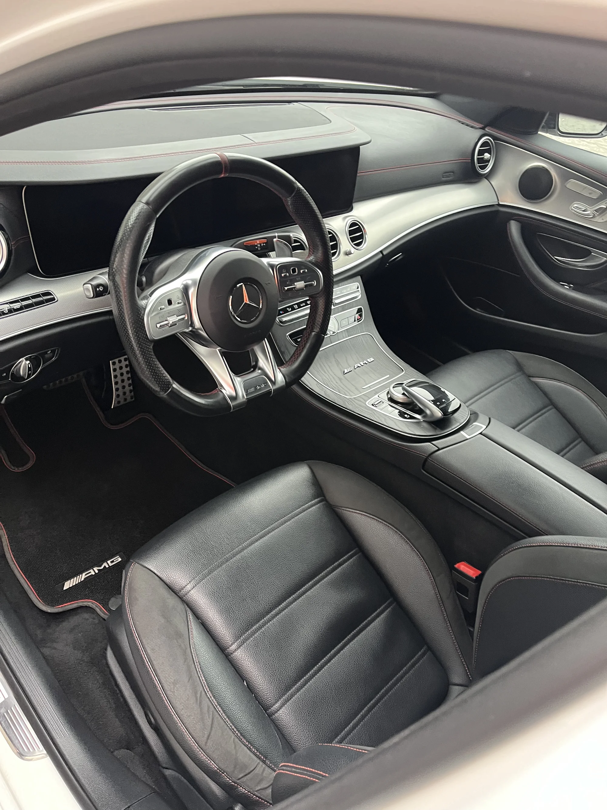 Detailní čištění interiéru i exteriéru vozu včetně ochrany laku keramickým sealantem