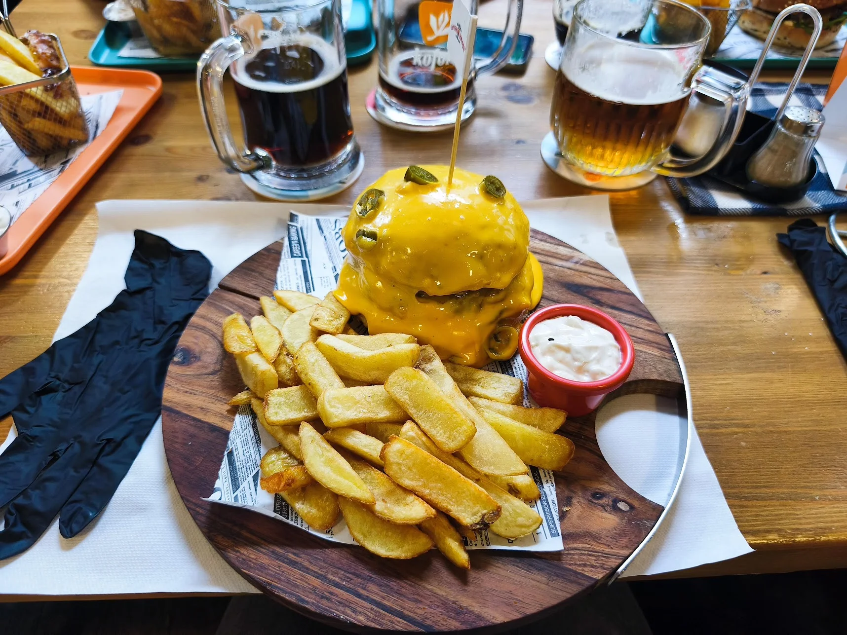 Hovězí nebo vege burger s hranolky a pivem či nealkem pro 1–4 osoby