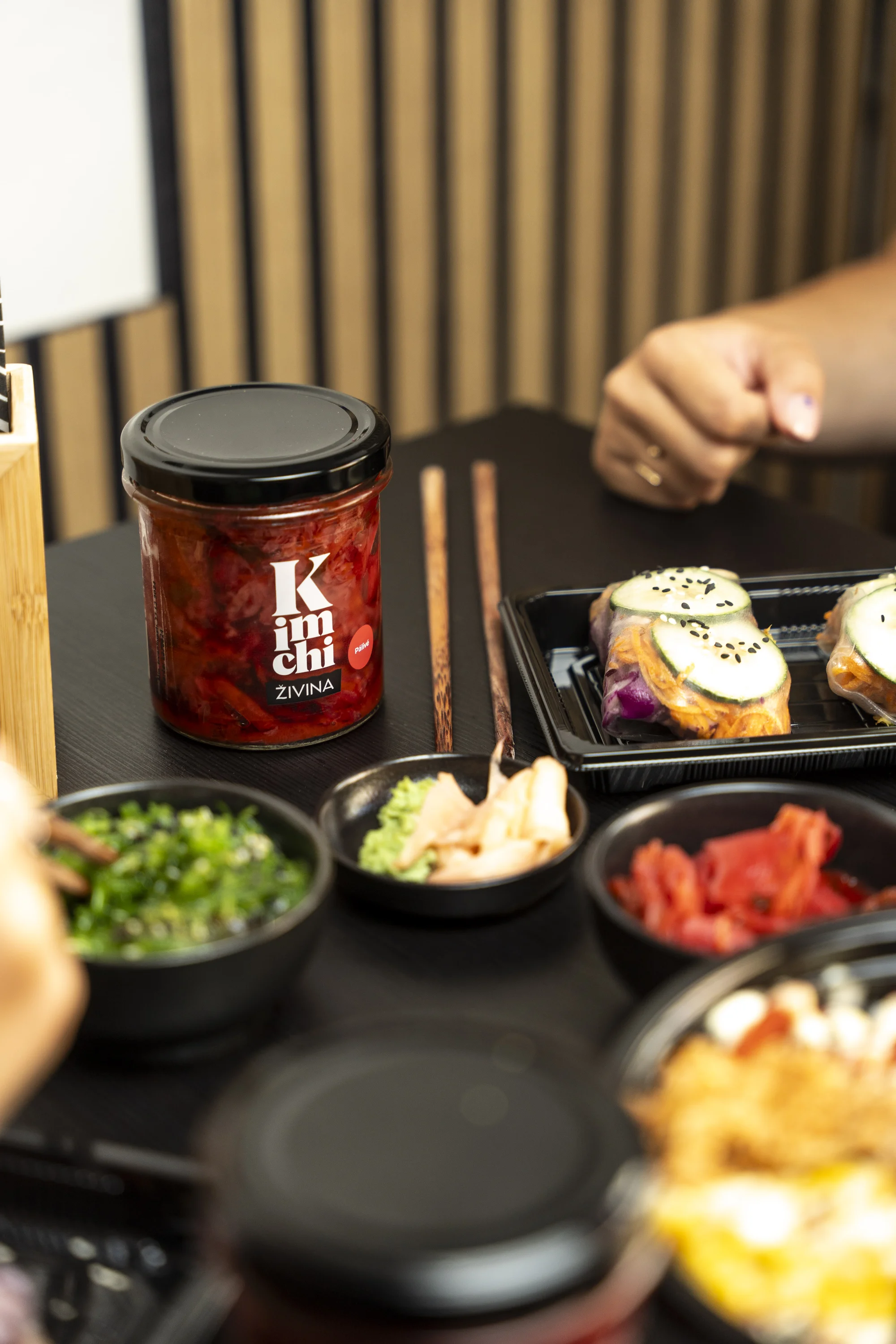 Pestré sety 18–56 ks sushi s lososem, tuňákem či zeleninou vč. kimči nebo i vína s sebou.