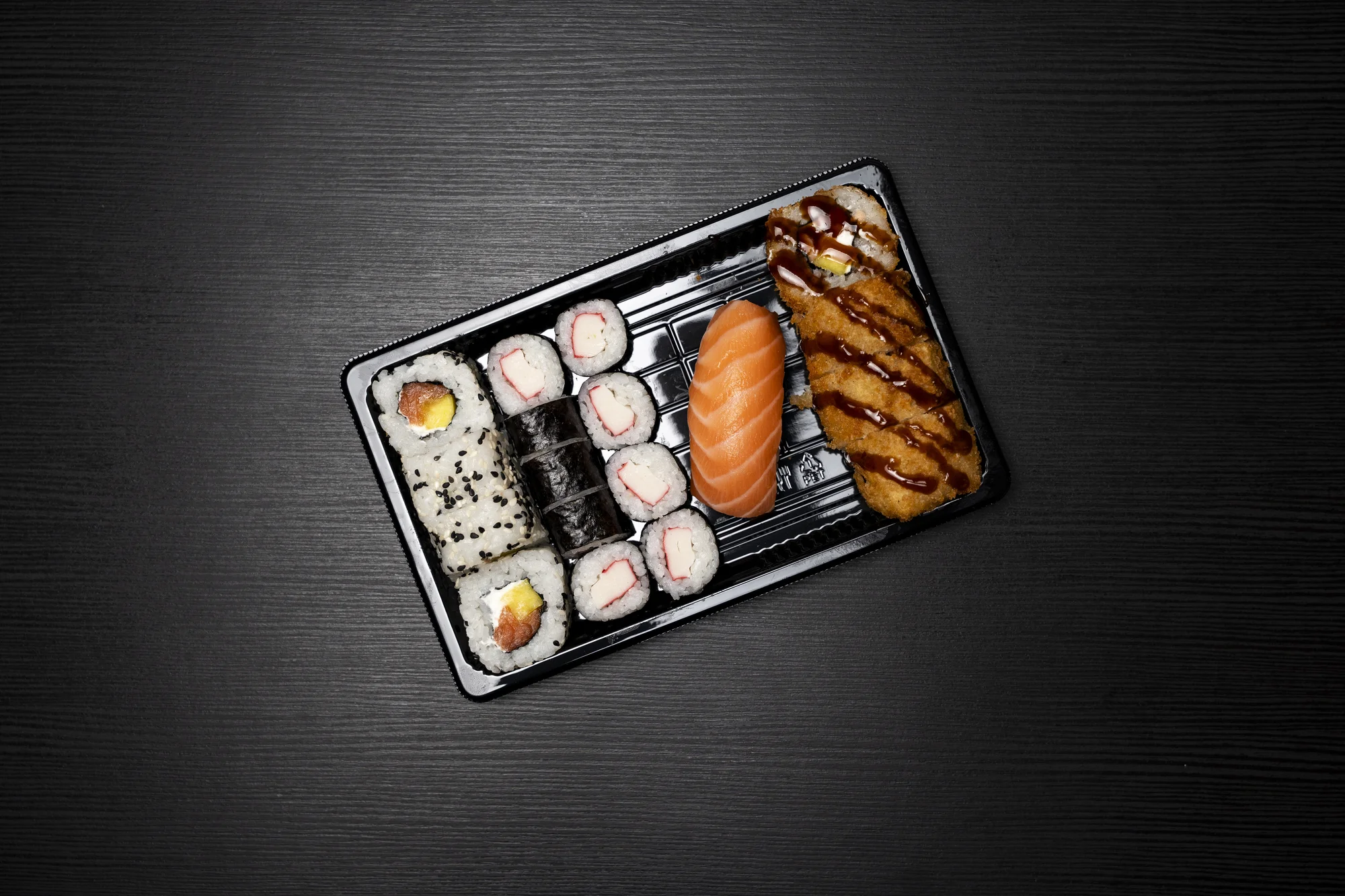 Pestré sety 18–56 ks sushi s lososem, tuňákem či zeleninou vč. kimči nebo i vína s sebou.